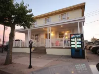 克拉雷姆歡樂時光酒店 鄰近水手码头的酒店