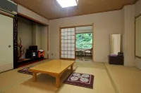 Yorozuya Ryokan and Restaurant Hôtels à : Tanabe