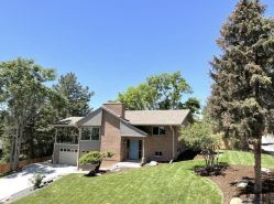 Luxury Home with 8 beds Hot Tub and an Awesome Deck!