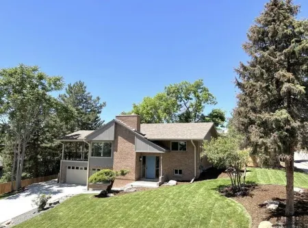 Luxury Home with 8 beds Hot Tub and an Awesome Deck!