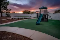 Spacious Desert Retreat: Pickleball, Pool & Spa, Putting Green, & Playground Hotels in Casas Adobes