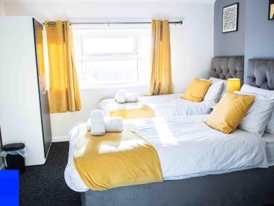 3 Bed House Sleeps 7 with Garden and Parking