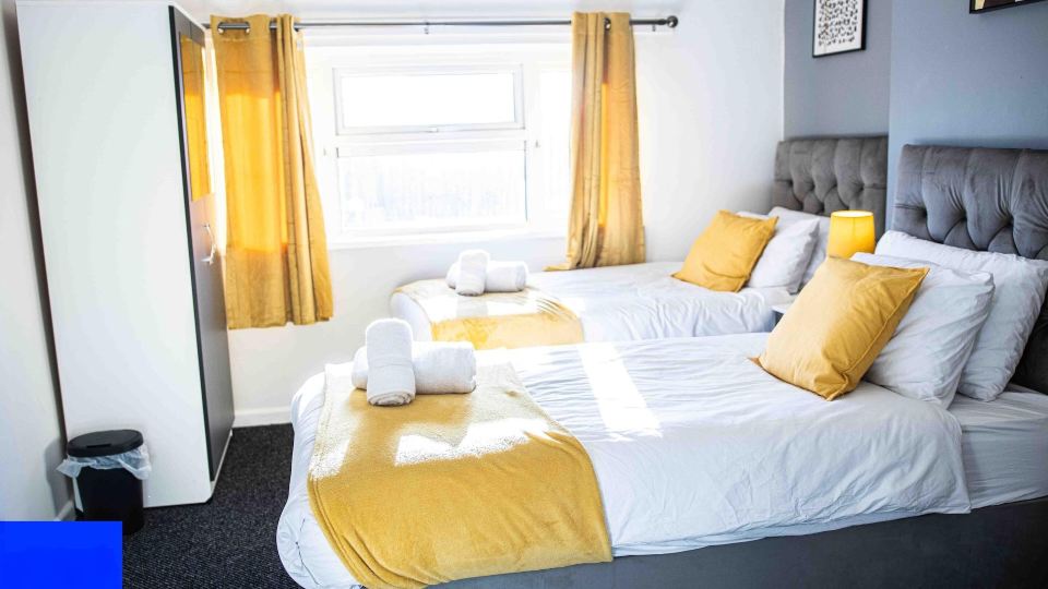 3 Bed House Sleeps 7 with Garden and Parking