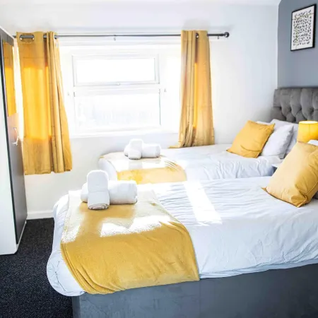 3 Bed House Sleeps 7 with Garden and Parking