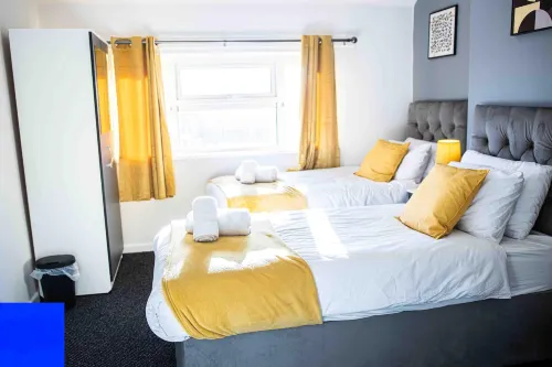 Walsall 3-Beds Sleeps 8 Groups & Contractors