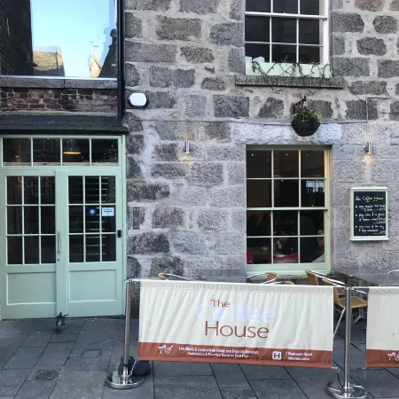 The Coffee House Hotel Отели рядом с достопримечательностью «Стадион "Питтодри"»