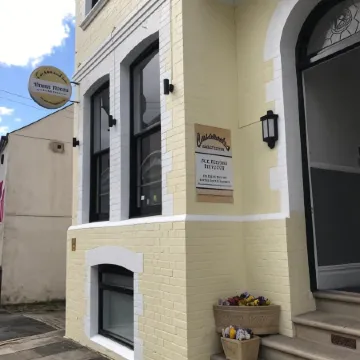 Cassandra Guest House Отели рядом с достопримечательностью «Торговый центр "Марш-Миллз"»