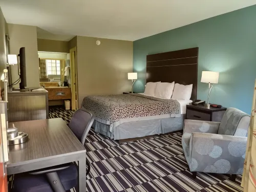 Days Inn by Wyndham Southaven MS - Parking
