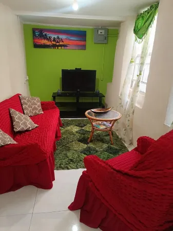 Cozy comfortable one bedroom apartment with all the comforts of home. Отели рядом с достопримечательностью «Гаррисон Саванна»