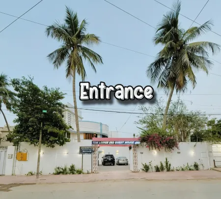 The Lodge Inn Отели в г. Карачи