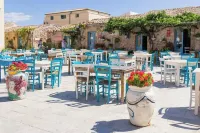 Detached villa a few meters from the sea Hotels in Reitani