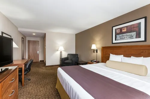 Days Inn & Suites by Wyndham Fort Pierce I-95 - parking