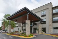 Holiday Inn Express & Suites Raleigh NE - Medical Ctr Area Hotel berhampiran Knightdale Commons