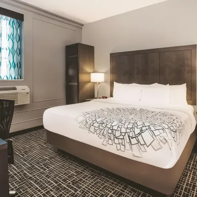 La Quinta Inn & Suites by Wyndham Baltimore Downtown Các khách sạn gần Đài tưởng niệm Washington