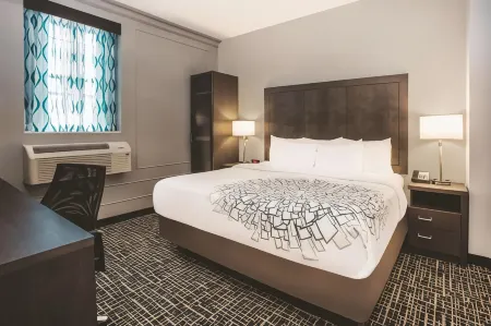 La Quinta Inn & Suites by Wyndham Baltimore Downtown