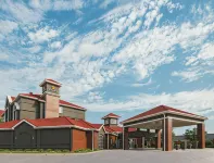La Quinta Inn & Suites by Wyndham Fort Worth City View Hotels in Benbrook