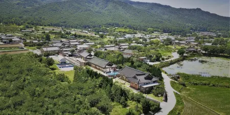 Gyeongju Chilbulam Hanok Pension Отели рядом с достопримечательностью «Namsan Mountain»