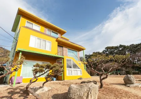 Taean Malliposonghyeon Villa Pension Отели рядом с достопримечательностью «Mallip'o-haesuyokchang»