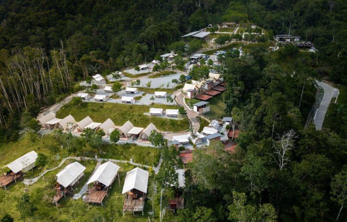 Lu Ying Retreats