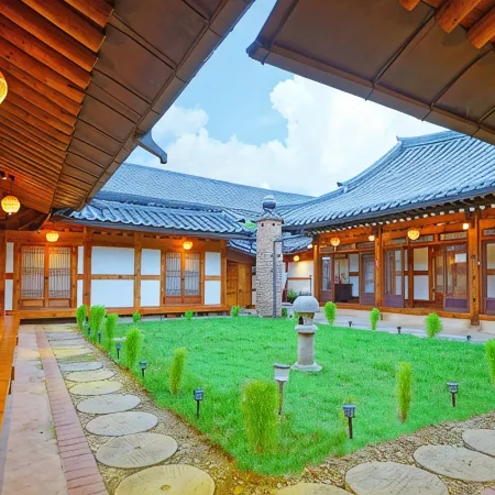 Jeonju Pungnamheon Hanok Stay Отели рядом с достопримечательностью «Музей королевских портретов»