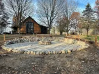 Secluded 3400 Sq Ft Log Cabin Retreat with Modern Comforts & Screne Nature views - 民泊