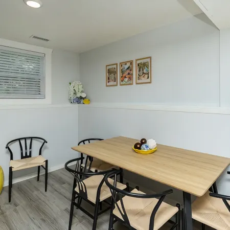 Little Italy in Dsm: 2 Bed 1 Bath Upgraded Townhome w/King Bed & Reading Nook