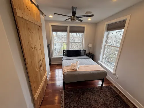 Capitol Hill Townhouse, Roof Deck + Private Parking, Walk to H St - บังกะโล