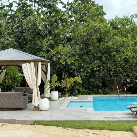 Coqui Town, A Tropical Oasis. 2BR, Solar panels & Pool in Arecibo