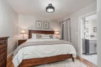 Beautifully Remodeled Colonial Charmer - 3 Bed, 2 Bath Near Tuscan Village! - 무료 와이파이
