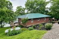 Peaceful Lakeside Retreat, Great for Groups, Dock, Parking, Blackstone, 8 Beds