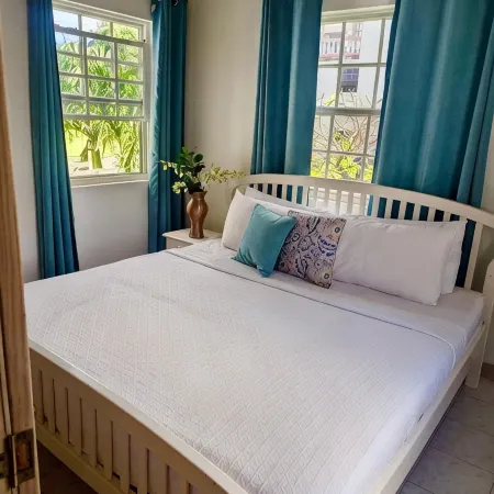 Delightful-3 bedroom with AC and Wifi near Oistins, St Lawrence Gap
