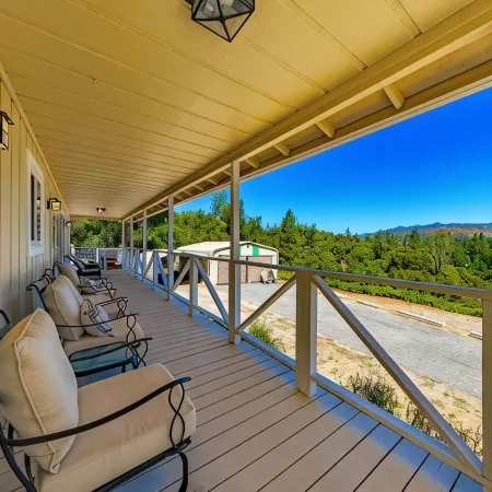 Tree Top and Mountain Views! 17 mi Yose South Gate 8.6 mi Bass Lake Fenced Yard