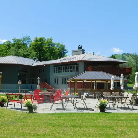 SUNRISE 3BR  - 2 Story Remodeled Condo -  SKI ON & OFF. Pool + Trailside