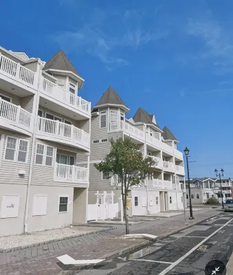 Beach Getaway-Year-Round Vacationer’s Retreat! Beautiful, Spacious, Comfortable! - Gym