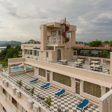 Raj Kuber - A Boutique Lake View Hotel