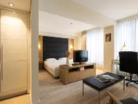 B-Aparthotel Grand Place Hotels near Warandepark