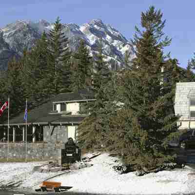 Tunnel Mountain Resort Hotel Exterior