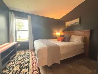 Serene Lake Superior Escape Beachfront Getaway or Snowy Ski Retreat - 3 stjerner