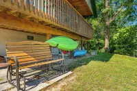Private Hot Tub!  Kayaks. Serene Lakefront. Pool.