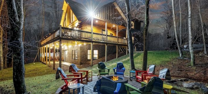Upscale 5BR Cabin at Deep Creek - 4 King Suites + Hot Tub & Dog Friendly Hotels in Garrett County