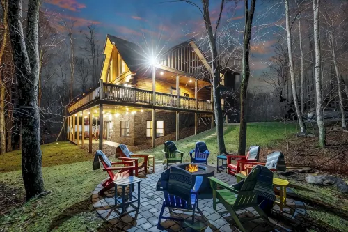 Upscale 5BR Cabin at Deep Creek - 4 King Suites + Hot Tub & Dog Friendly