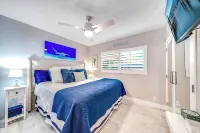 Stylish Beach Home Near Boca with Pool, Golf Cart, Bikes - 4-Sterne