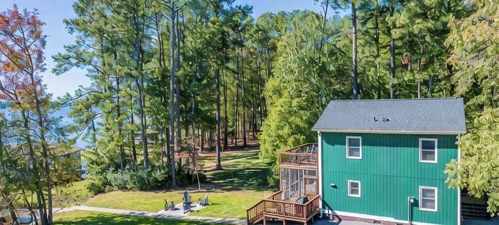 Beautiful lake front cottage, deep water lot with covered dock and amenities. Hotels in Warren County