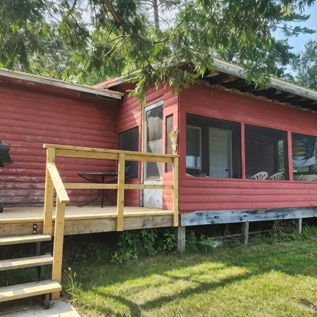 2 bedroom lakefront cabin on Crow Lake #6 Bull Moose Lodge