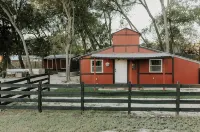 Charming micro barn offering a cozy retreat! 4 Acres, Sleeps 6, pet friendly. - Homestays