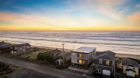 Rockaway Beach | Beach Access, Hot Tub & Fire Pit - 4-Star