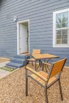 Cozy Queen, Private Bathroom and Entryway