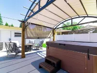 3B/2BA, oasis backyard/Hot tub, quiet neighborhood, ready for snowbirds too! Hotels in Apollo Beach
