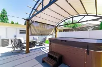 3B/2BA, oasis backyard/Hot tub, quiet neighborhood, ready for snowbirds too!