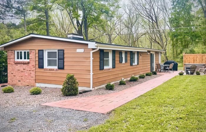 Entire House with private lake access and hot tub! Near local ski resorts!!